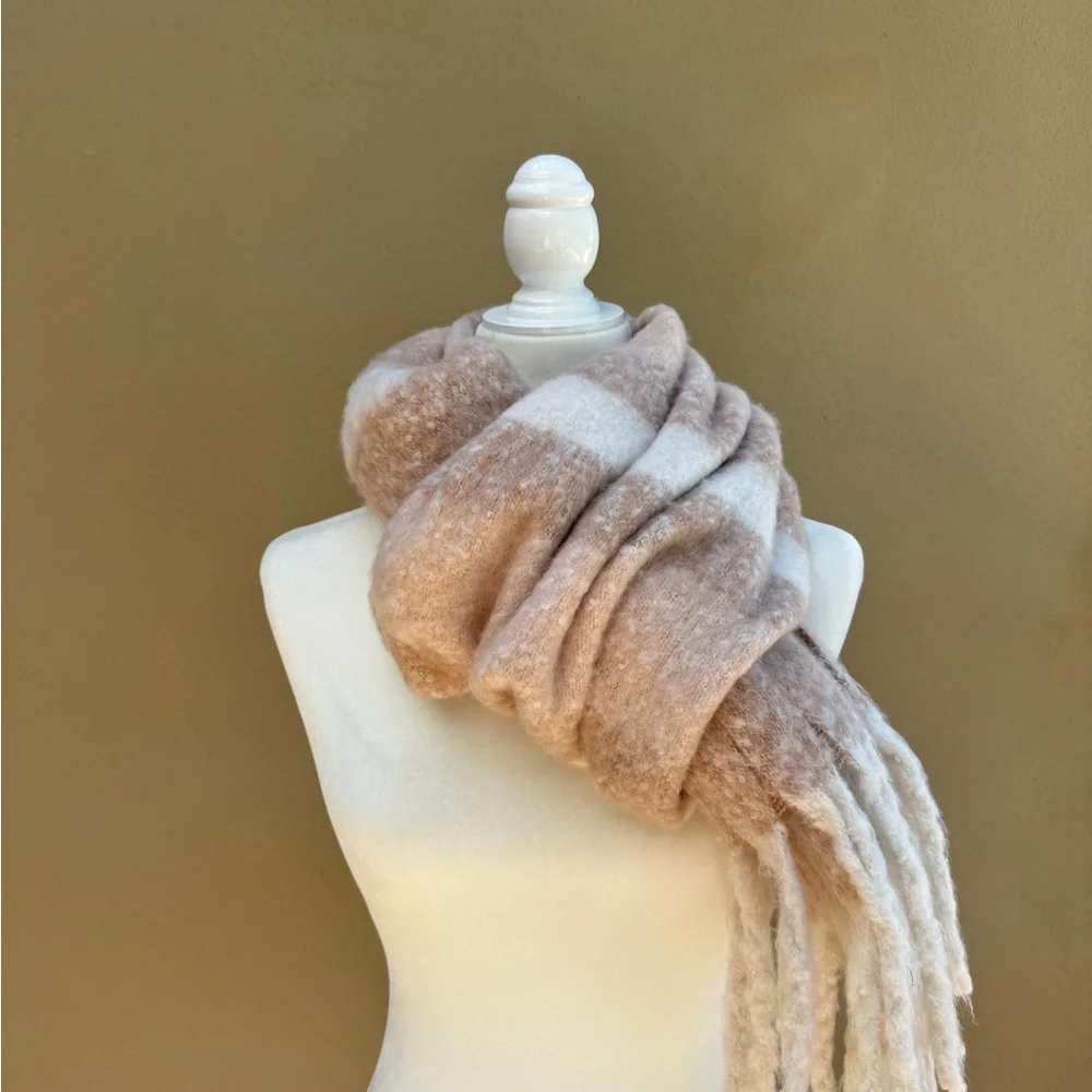 Large Chunky wide striped scarf Beige NWOT price firm!